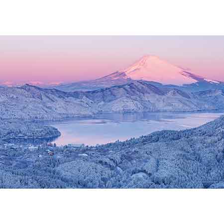 雪積もる朝焼けの富士（神奈川）