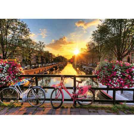 光射す運河と町並（アムステルダム）
