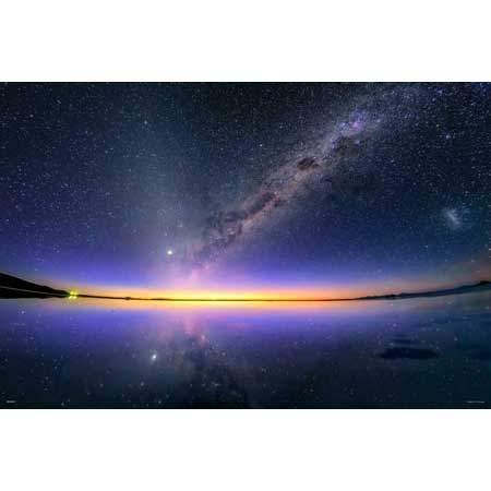 天空の鏡が映す夜明けの天の川（ウユニ塩湖）