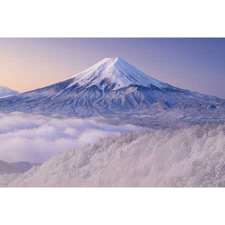 雪景色の三ツ峠より望む富士山（山梨）