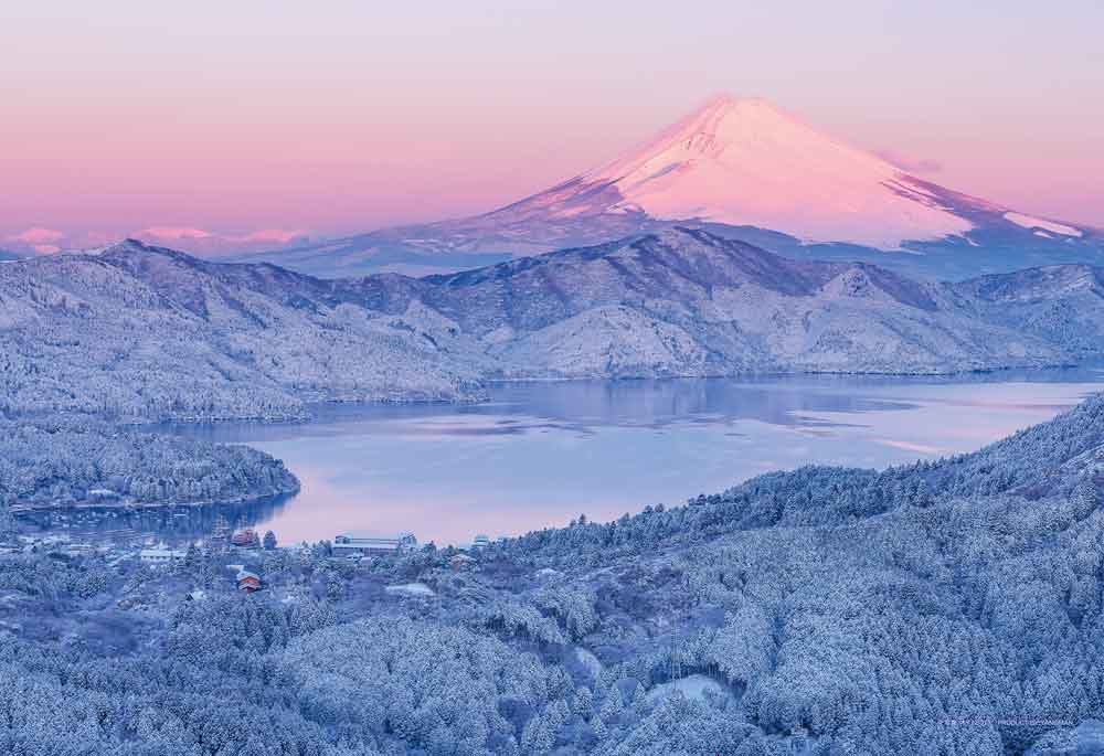 雪積もる朝焼けの富士（神奈川）
