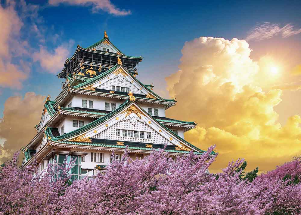 黄金の空と桜咲く大阪城（大阪）