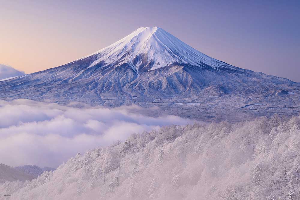 雪景色の三ツ峠より望む富士山（山梨）